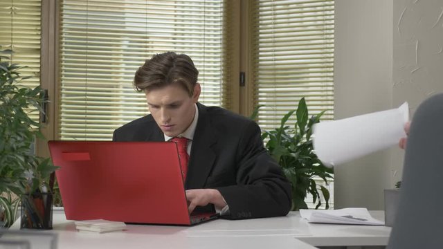 The young boss does not like the report, crushes the document and throws it into the garbage collection. 60 fps