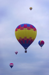 Fototapeta premium Kolorowe balony na ogrzane powietrze wznoszące się w powietrze