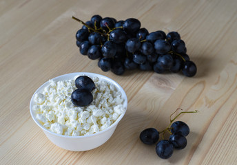 Cottage cheese with grapes
