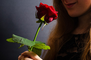 Frau mit Rose