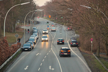 Straße B54 Werne Dämmerung leichter Verkehr und parkende Autos