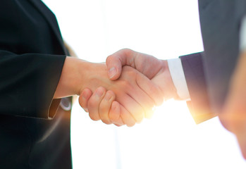 Business executives to congratulate the joint business agreement