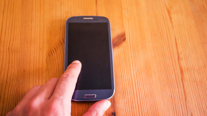 telefono celular en la mesa