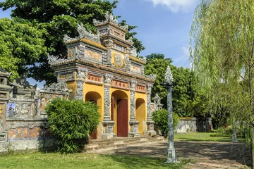 Photo sur Plexiglas Monument artistique door in the imperial Hue citadel, patrimony of the humanity, in Vietnam.