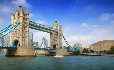 Célèbre London Tower Bridge sur la Tamise sous le soleil