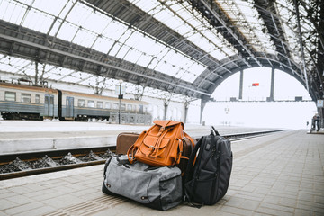 Fototapeta premium torby na stacji kolejowej w pobliżu linii kolejowej