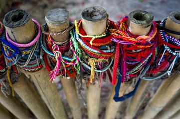 Des bracelets accrochaient sur une clôture en mémoire des victimes du génocide Khmer rouge...