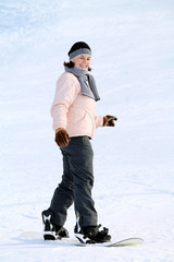 Fototapeta na wymiar женщина на сноуборд