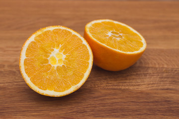 Orange aufgeschnitten auf Holz 
