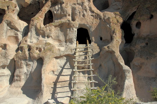 Häuser und Höhlen im Bandelier National Monument New Mexico USA