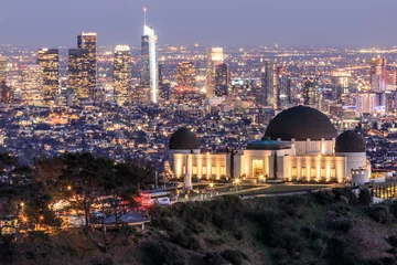 Fotobehang Griffith Observatory Park met de Skyline van Los Angeles in de schemering. Twilight uitzicht op het beroemde monument en het centrum van Santa Monica Eastern Mountains. Los Angeles, Californië, VS. © Yuval Helfman