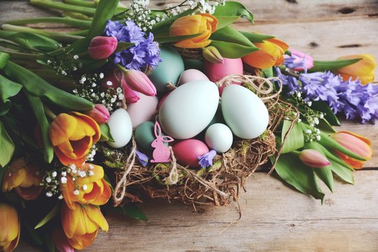 Gru&szlig;karte - Osternest mit Fr&uuml;hlingsblumen - Ostereier im Nest