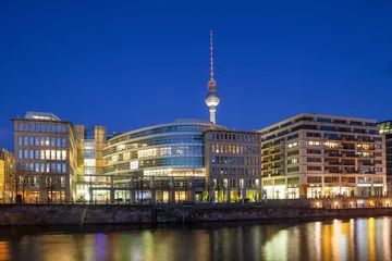 Küchenrückwand glas motiv BERLIN, GERMANY - FEBRUARY 22, 2017: Night view of business buildings along Spree river and TV tower © yegorov_nick
