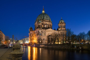 Naklejka na ściany i meble BERLIN, GERMANY - FEBRUARY 22, 2017: Cathedral (Berliner Dom) at famous Museumsinsel (Museum Island) with Spree river in beautiful twilight time.