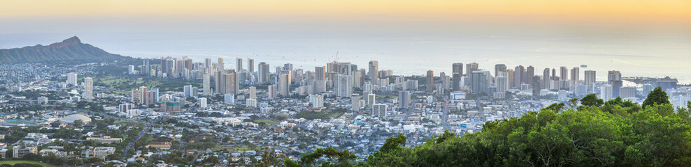 Obraz premium View to Honolulu from Tantalus Lookout at sunset, Oahu, Hawaii