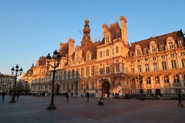 Fototapeta na wymiar Façade de l’Hôtel de ville de Paris au soleil couchant (France)