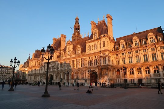 Fa&ccedil;ade de l&rsquo;H&ocirc;tel de ville de Paris au soleil couchant (France)