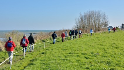 Randonneurs sur la c&ocirc;te de granit rose en Bretagne 