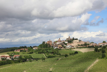 Die kleine Stadt Neive im Piemont. Italien