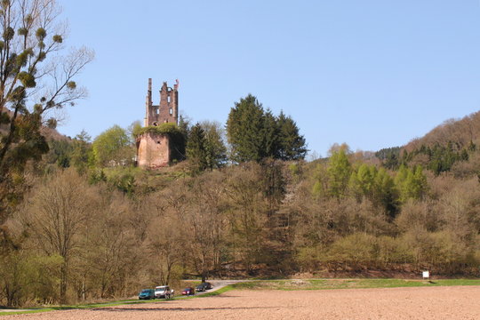 Burg Ramstein bei Trier im Fr&uuml;hling