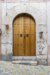 Fototapeta na wymiar old wooden door in a coastal village of the island of Mallorca in Spain, next to the mediterranean sea, vacation and rest concept