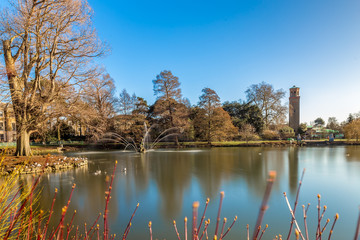 Obraz premium Long exposure shot of fountain and pavilion in Kew Gardens, London