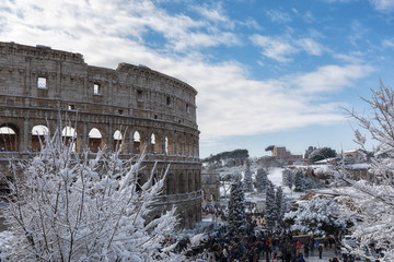 Snow covers the streets of Rome, Italy. Piazza del Colosseo comes alive with hundreds of people who went to celebrate the event. - obrazy, fototapety, plakaty