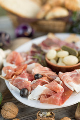 Vassoio di prosciutto crudo e altri cibi italiani