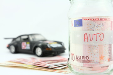 Oszczędności na rower, samochód - banknoty EURO w skarbonce