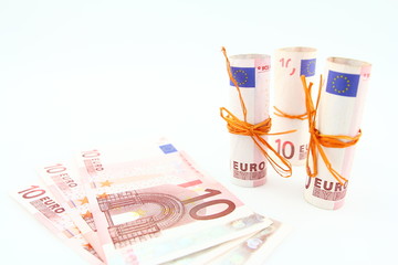 Zwinięte banknoty EURO przewiązane wstążką na jasnym tle - obrazy, fototapety, plakaty