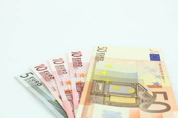 Banknoty EURO na jasnym tle