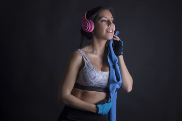 Mujer escuchando musica y haciendo deporte