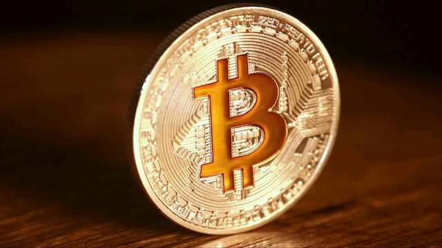 Bitcoin. Crypto Währung Gold Bitcoin, BTC, Bit Coin. Macro shot of Bitcoin Münze rotiert auf schwarzem  Hintergrund.  Blockchain technology, bitcoin concept. 