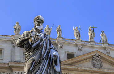 Obraz premium Statue of St. Peter covered with snow in St. Peter's Square (Rome, Italy)