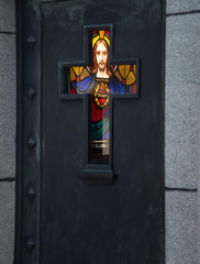 Cista de jesus dentro de la puerta de una cripta de cementerio