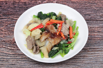 Fried big noodle with chicken and vegetables.