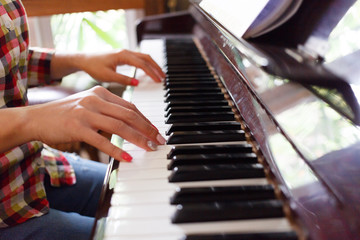 Obraz premium Close up woman hands playing the piano