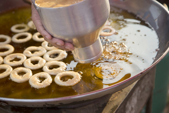 making donut from daugh with bakery matchine