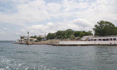 Obraz premium View of the embankment of Sevastopol and Monument to the scuttled ships