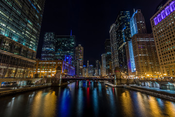 Fototapeta na wymiar Chicago downtown by the river at night