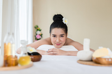 Obraz na płótnie Canvas Beautiful Asian girl smile relaxing in the spa massage in salon