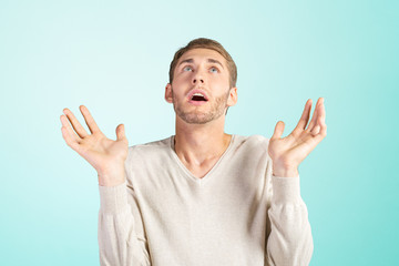 Naklejka premium Young man gesturing ‘I don’t know’