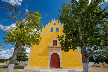 Zelfklevend Fotobehang Yellow church in Cuzama, Yucatan, Mexico © ttinu