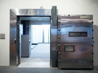 Sejf bankowy jest wykonany ze stali i grubej ściany. Sposobem może być pokój wejściowy to kod wejściowy przy metalowych drzwiach wejściowych. - 194076415