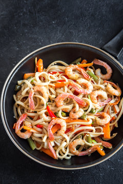 Stir fry with shrimps (prawns) and noodles