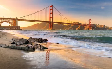 Fotobehang Zonsondergang op het strand bij de Golden Gate Bridge in San Francisco, Californië © SvetlanaSF