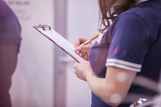 Inspection d'un examen par une experte avec son porte document