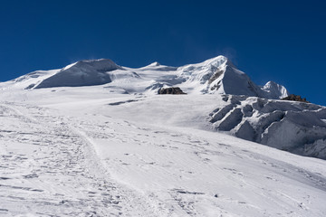 Obraz premium Mera peak behind mera la pass in Mera region, Himalaya mountain range, Nepal
