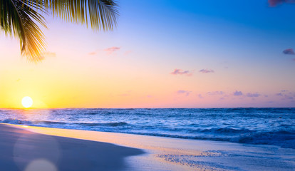 Fototapeta na wymiar Art Beautiful sunset over the tropical beach
