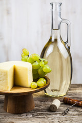 White wine, cheese and grapes